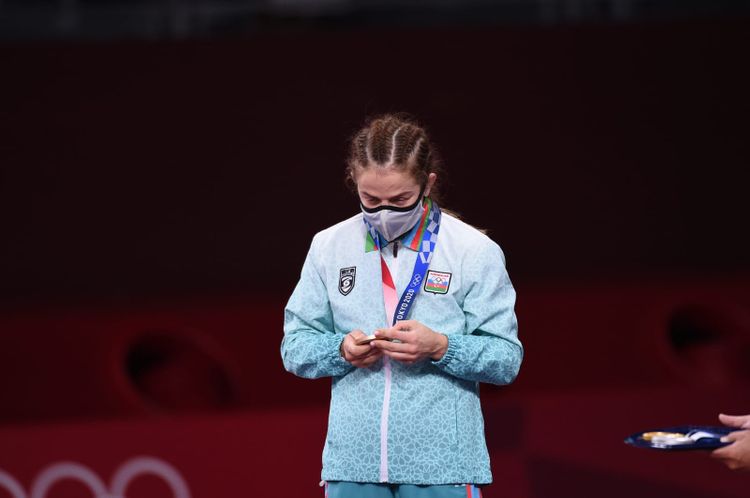 Mariya Stadnikə Tokio Olimpiadasının bürünc medalı təqdim olundu - FOTO